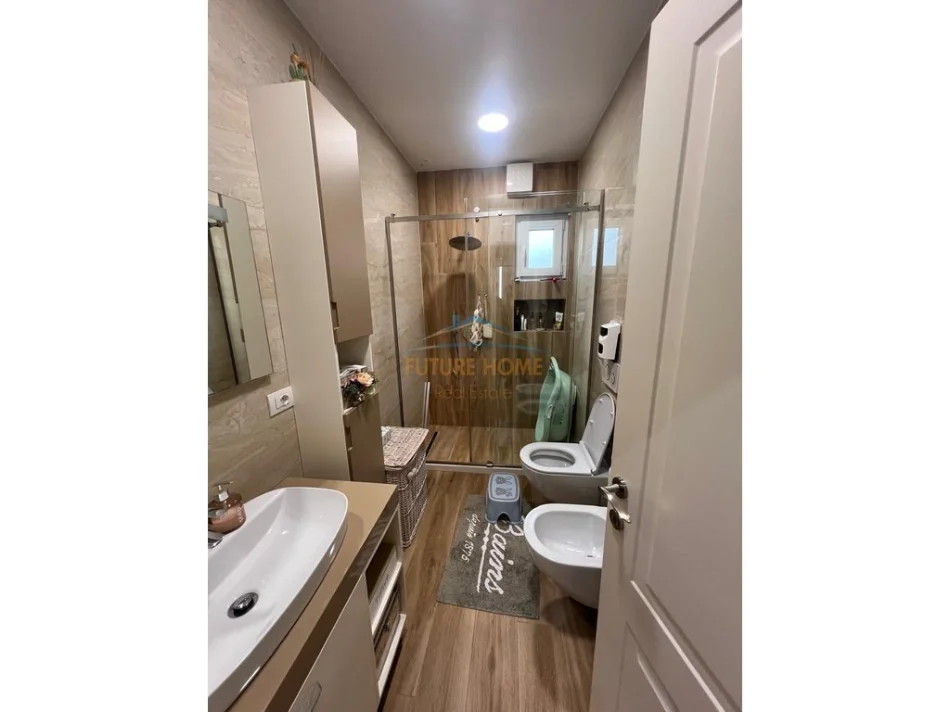 Durres, jepet me qera apartament 2+1+Ballkon Kati 6, 77 m² 650 € (SHKEMBI KAVAJES)