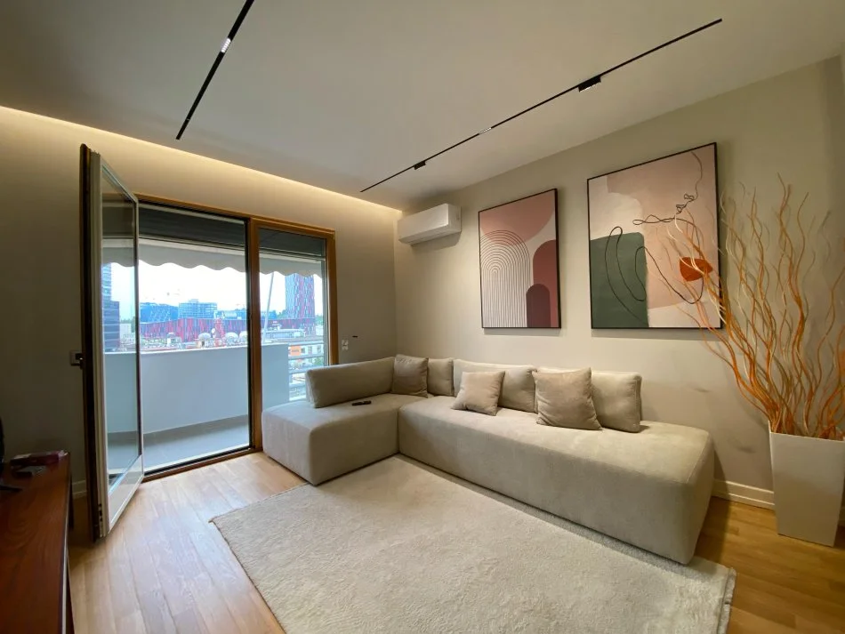 Tirane, jepet me qera apartament 2+1+Ballkon Kati 8, 1.700 € (prane Kryeministrise)