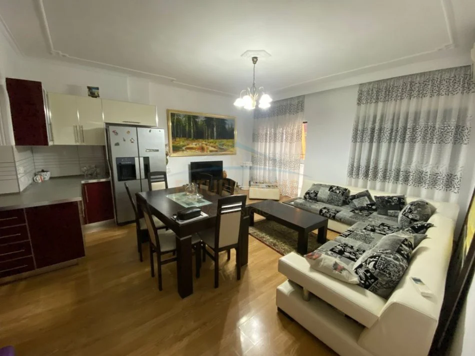 Tirane, jepet me qera apartament 2+1+Ballkon Kati 5, 71 m² 500 € (Don Bosko)