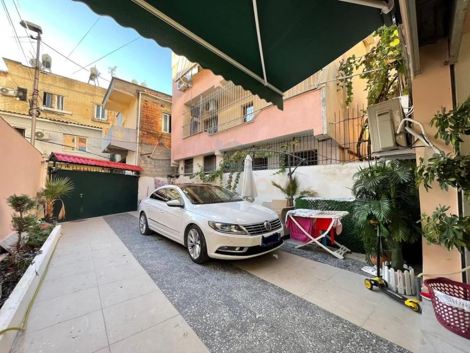 Tirane, shitet shtepi 2+1 Kati 1, 185 m² 265.000 € (Vasil Shanto)