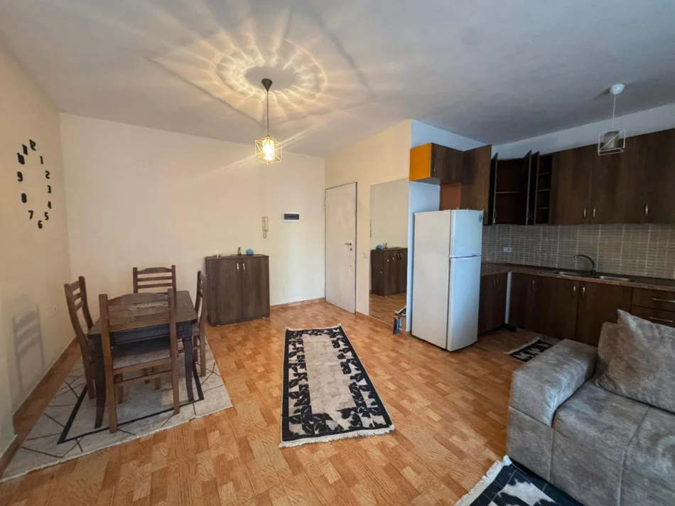 Tirane, jepet me qera apartament 2+1+Ballkon Kati 2, 80 m² 580 € (Reuga e Dafinave)