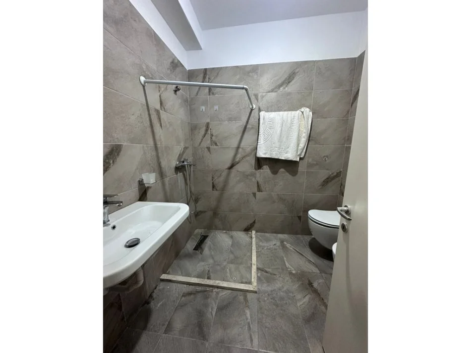 Tirane, jepet me qera apartament 1+1 Kati 5, 75 m² 450 € 