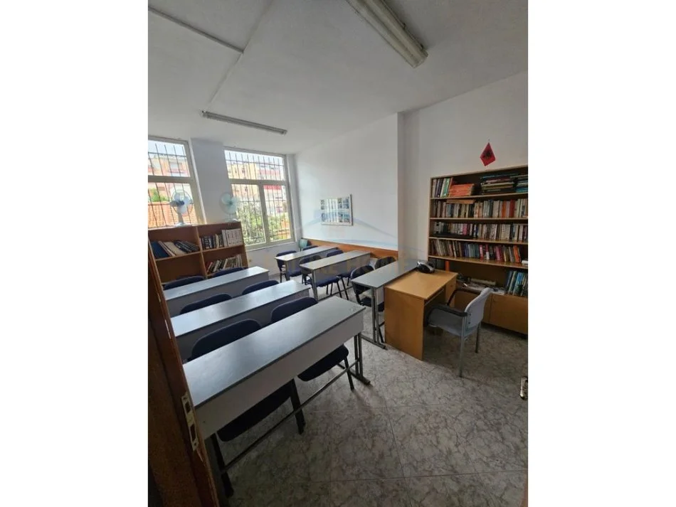 Tirane, jepet me qera ambjent biznesi Kati 2, 190 m² 1.300 € (Rruga Bardhyl)