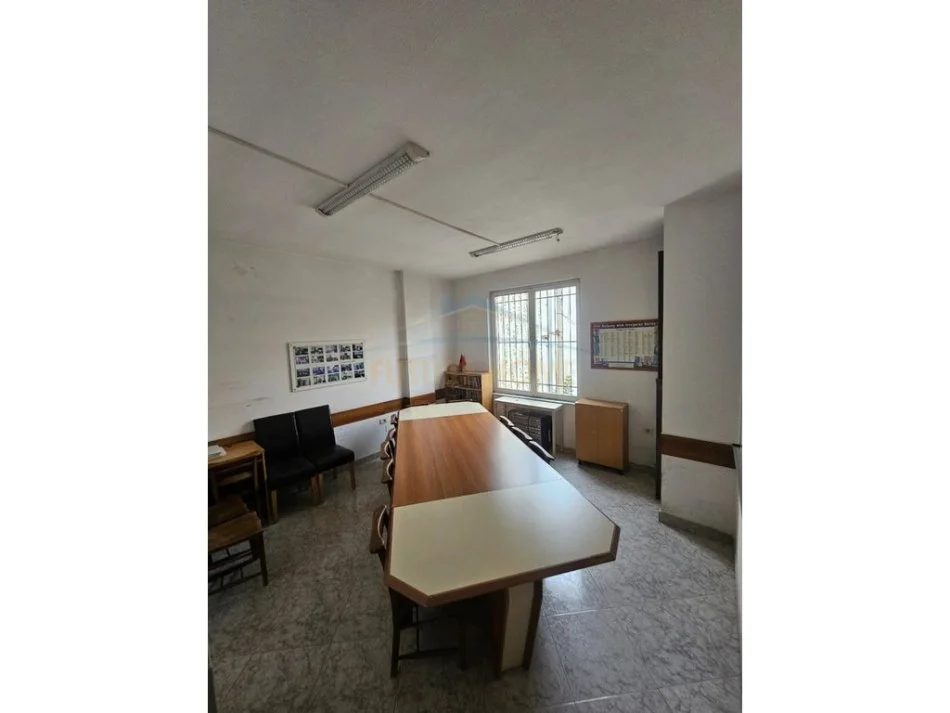 Tirane, jepet me qera ambjent biznesi Kati 2, 190 m² 1.300 € (Rruga Bardhyl)