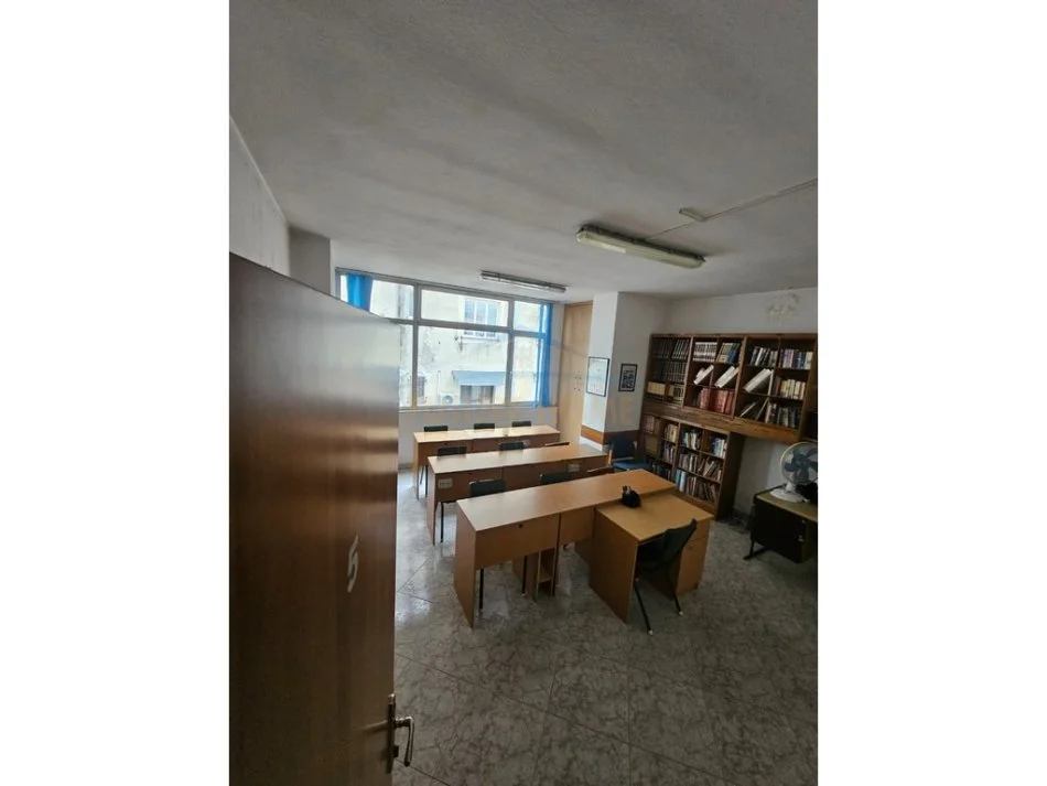 Tirane, jepet me qera ambjent biznesi Kati 2, 190 m² 1.300 € (Rruga Bardhyl)