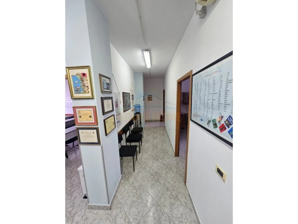 Tirane, jepet me qera ambjent biznesi Kati 2, 190 m² 1.300 € (Rruga Bardhyl)