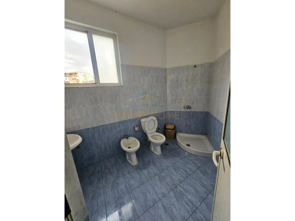 Tirane, jepet me qera ambjent biznesi Kati 2, 190 m² 1.300 € (Rruga Bardhyl)