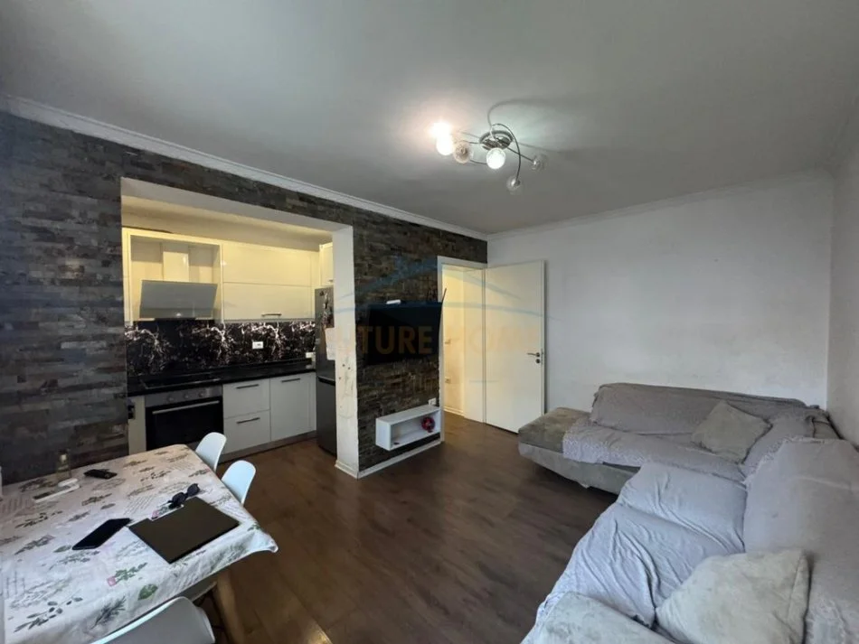 Tirane, jepet me qera apartament 1+1+Aneks Kati 4, 51 m² 600 € (Bllok)