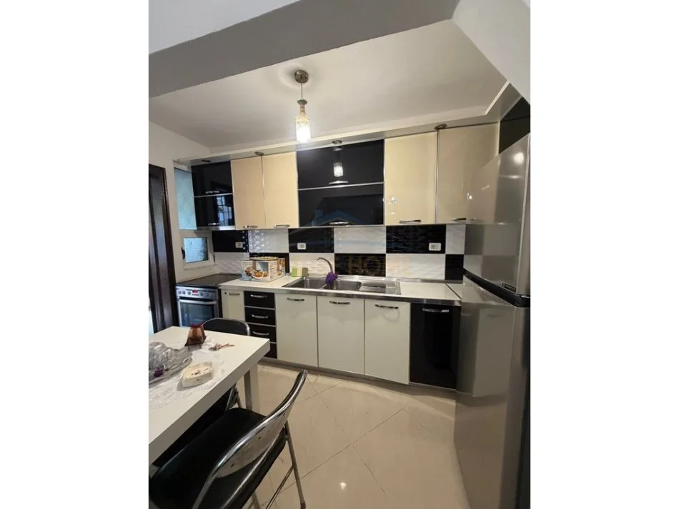 Tirane, jepet me qera apartament 3+1+Ballkon Kati 1, 98 m² 550 € 