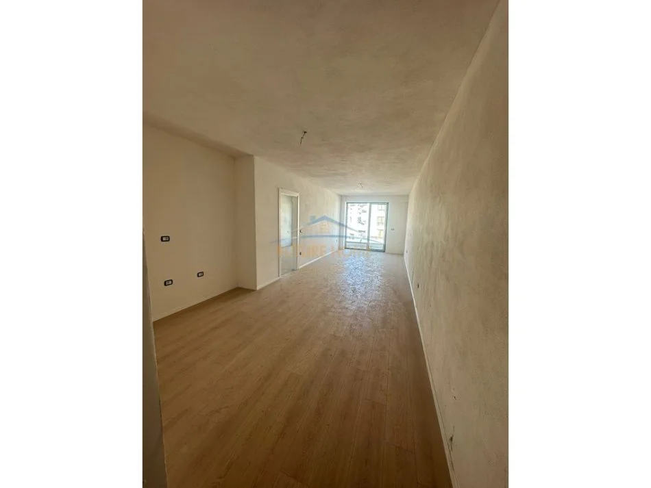 Tirane, shitet apartament 1+1+Ballkon Kati 9, 128.000 € 