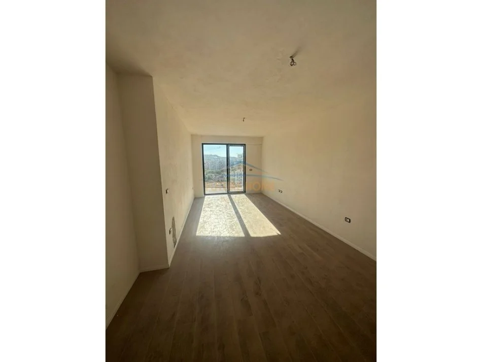 Tirane, shitet apartament 2+1+Ballkon Kati 8, 102 m² 166.000 € (Fusha e Aviacionit)
