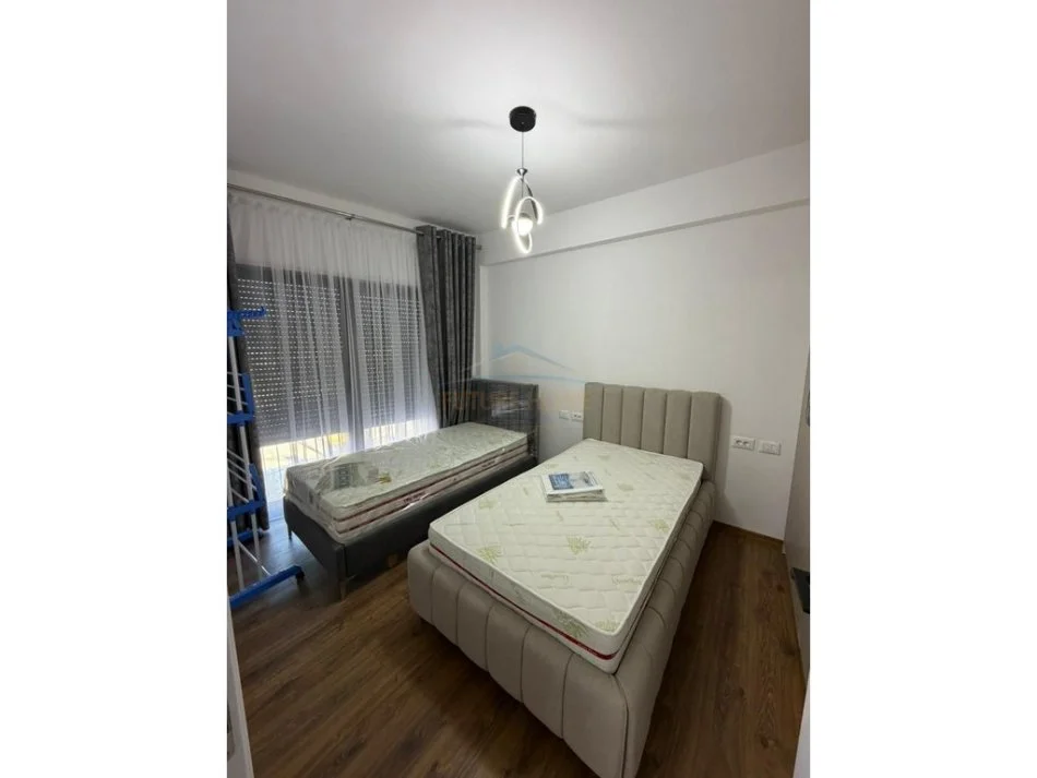Tirane, jepet me qera apartament 2+1+Ballkon Kati 2, 109 m² 800 € 