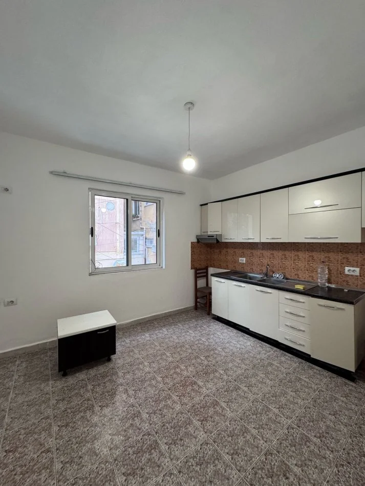 Tirane, jepet me qera ambjent biznesi Kati 2, 85 m² 700 € (Myslym Shyr)
