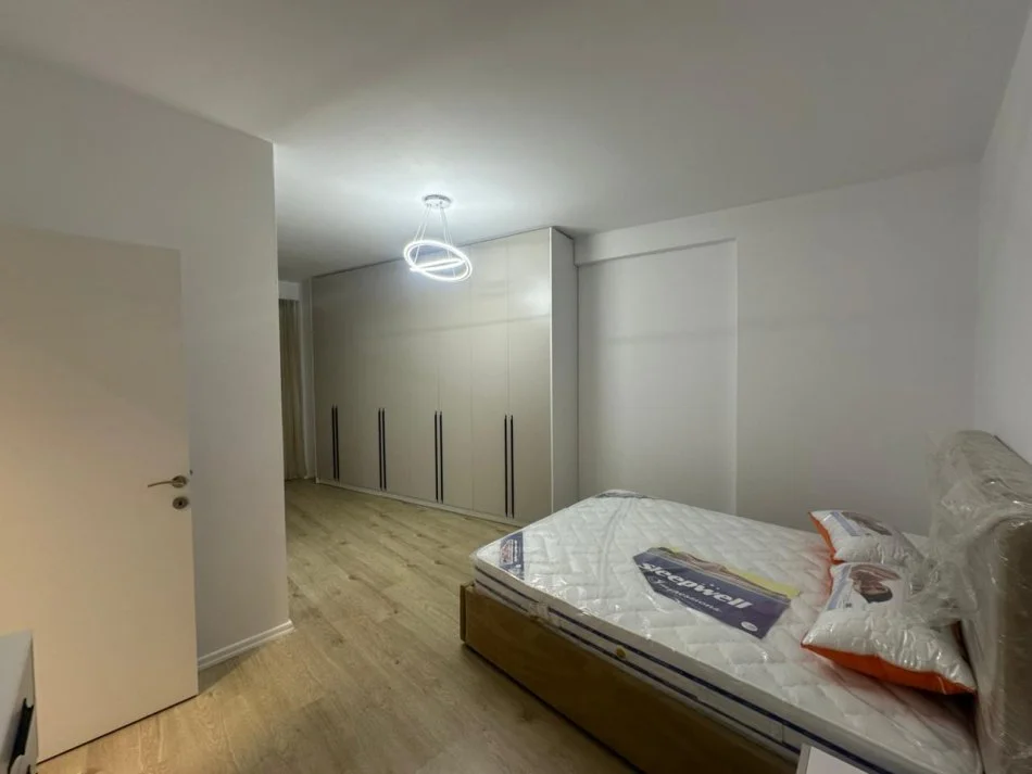 Tirane, jepet me qera apartament 2+1 , 100 m² 1.000 € (KOMUNA E PARISIT)