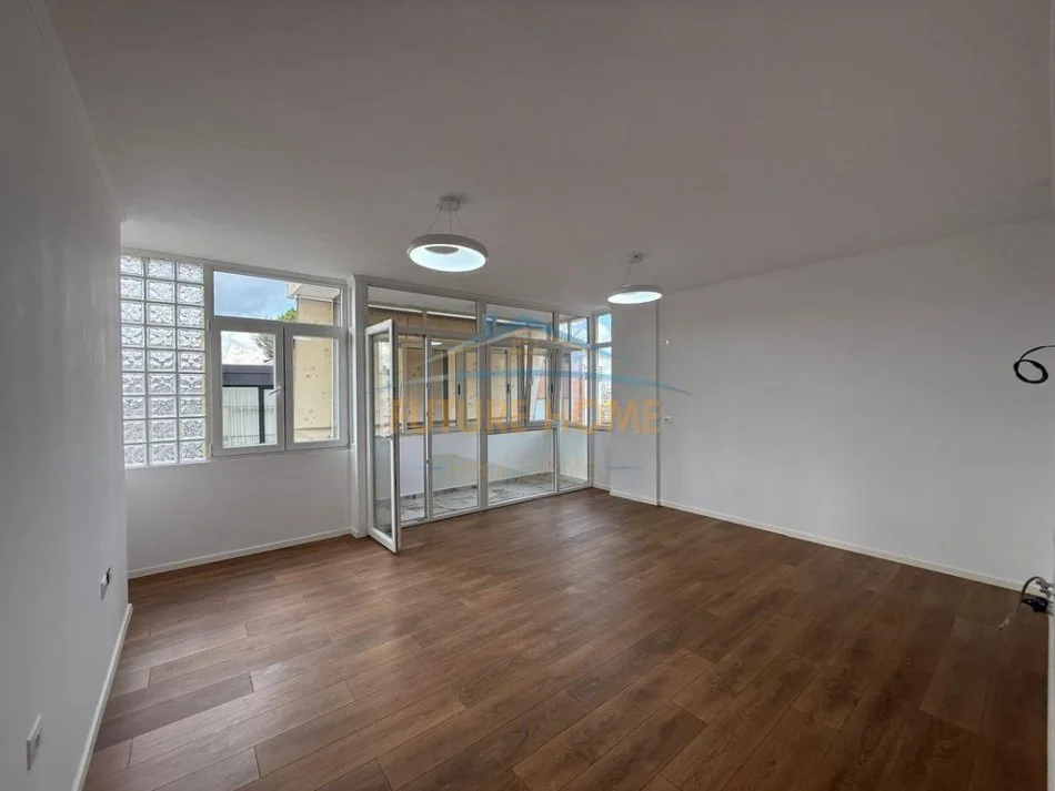 Tirane, shitet 2+1+Ballkon Kati 7, 218.000 € 