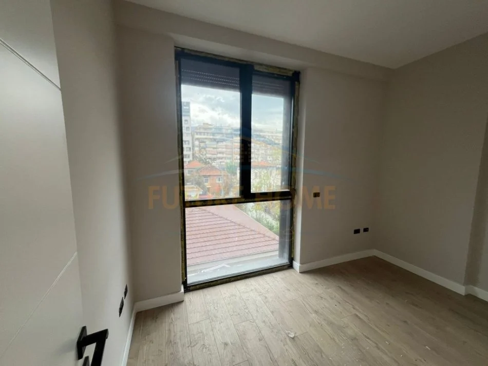 Tirane, jepet me qera ambjent biznesi Kati 2, 75 m² 650 € 