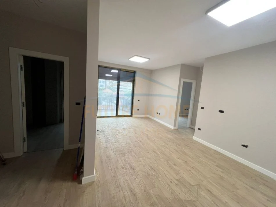 Tirane, jepet me qera ambjent biznesi Kati 2, 75 m² 650 € 