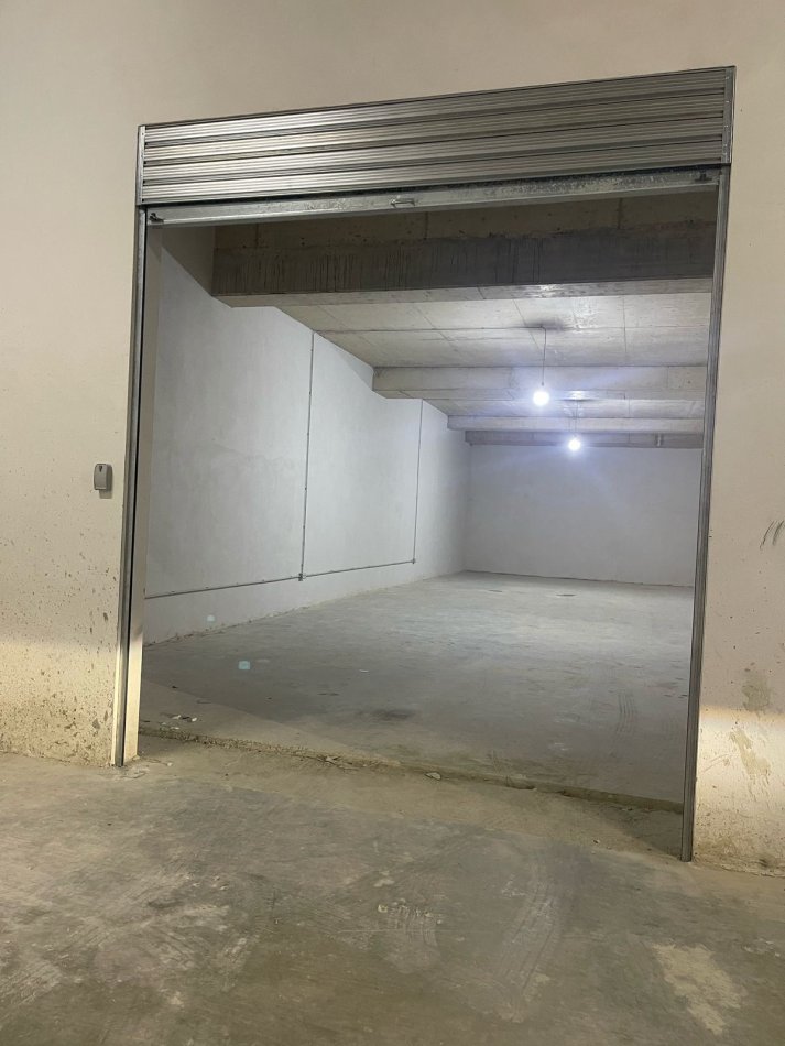 Tirane, jepet me qera ambjent biznesi Kati -1, (Ish stacioni trenit)