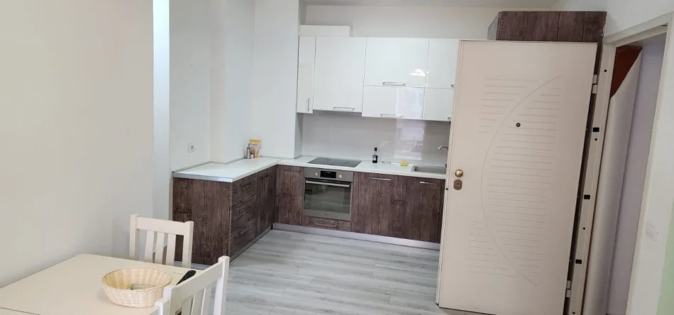 Tirane, jepet me qera apartament 2+1+Ballkon Kati 4, 91 m² 700 € 