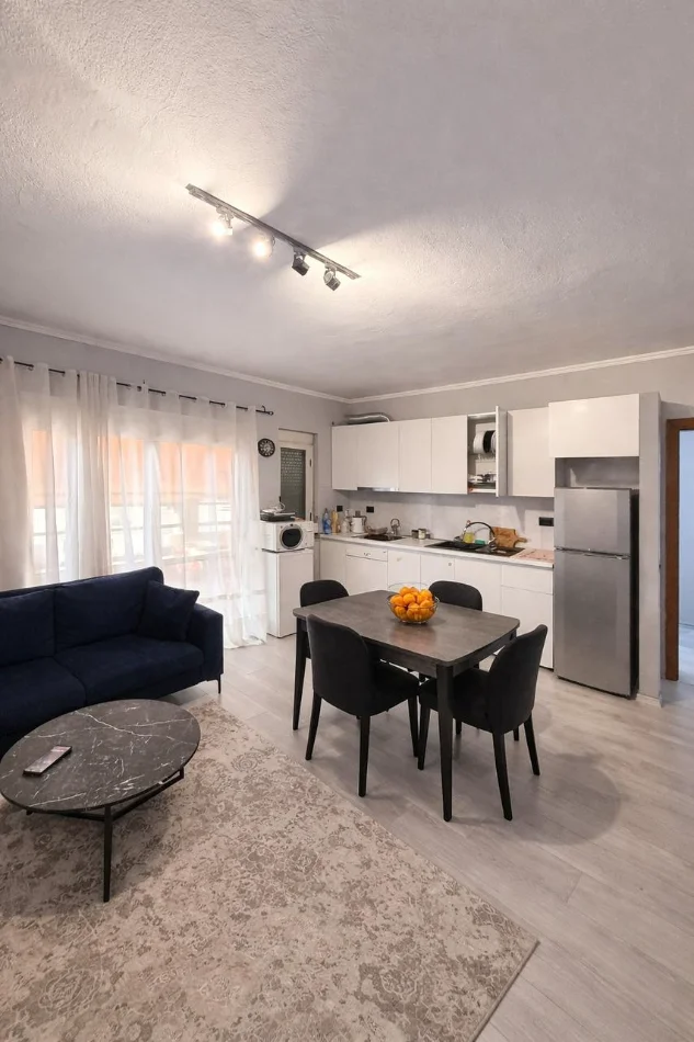 Tirane, jepet me qera apartament 1+1 Kati 1, 70 m² 600 € (Selvia)