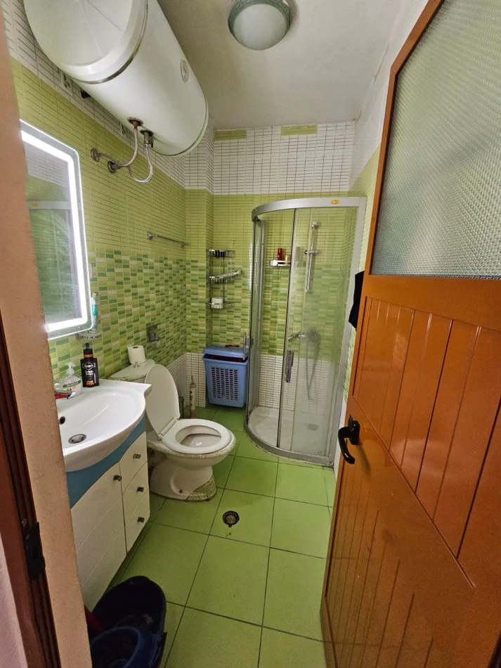 Durres, jepet me qera 2+1+Ballkon Kati 3, 85 m² 400 € (Rruga Pavarsia Durres)