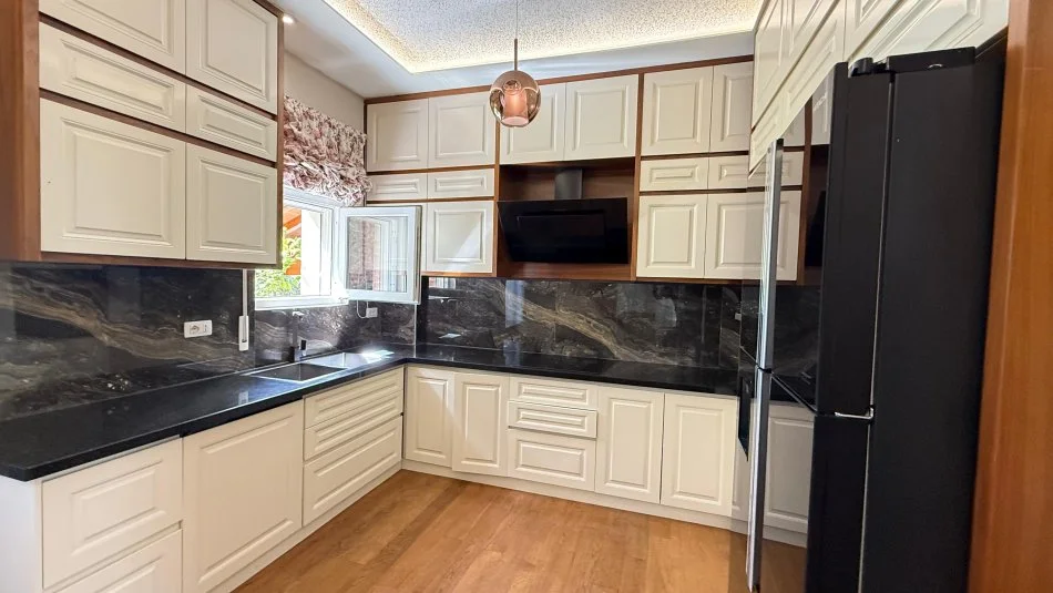 Tirane, shitet apartament 3+1+Ballkon Kati 2, 105 m² (Secret Garden)