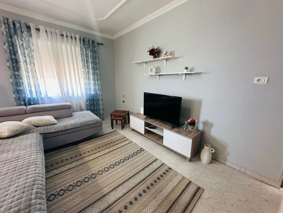 Tirane, jepet me qera apartament 2+1+Ballkon Kati 4, 80 m² 550 € 