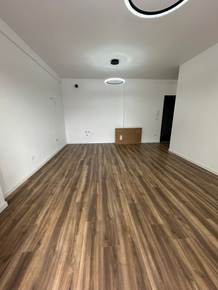 Tirane, jepet me qera 2+1+Ballkon Kati 3, 92 m² 800 € (Shkolla Kuqe)
