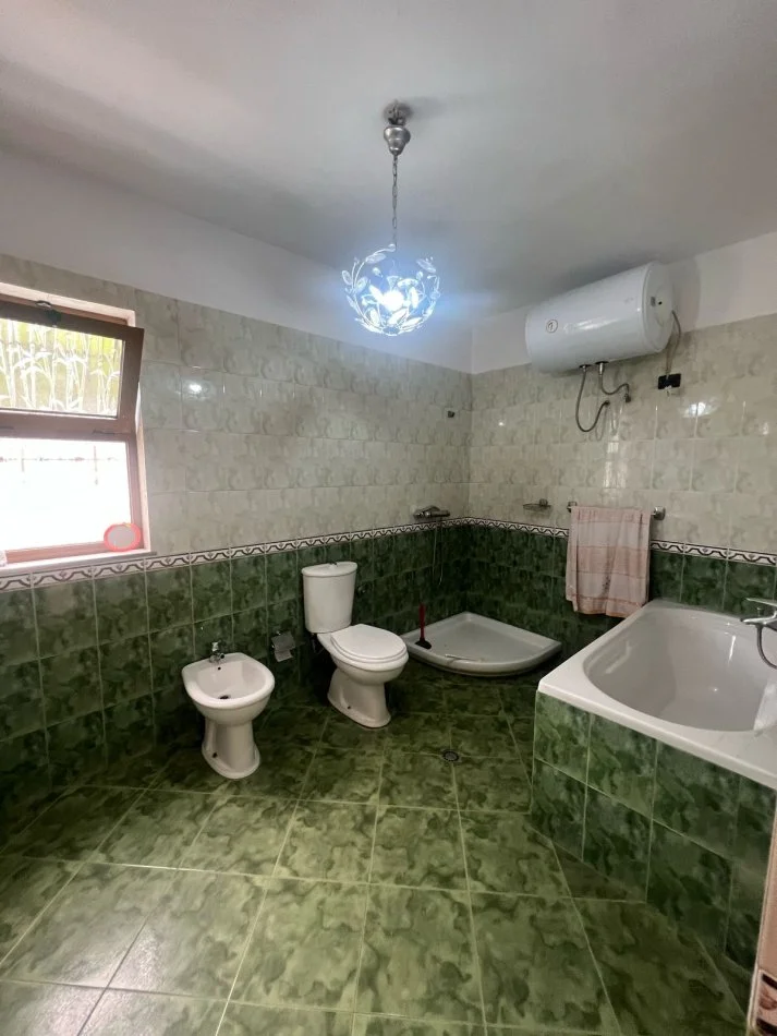 Tirane, jepet me qera shtepi 1 Katshe Kati 1, 400 m² 600 € (Bernardin Palaj)