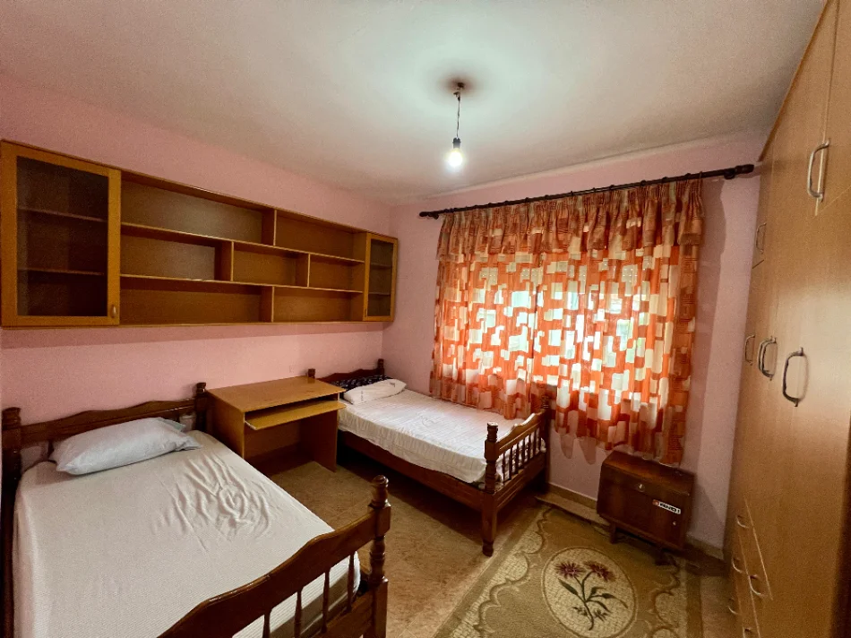 Tirane, jepet me qera 2+1+Ballkon Kati 4, 85 m² 700 € (Pazari i ri)