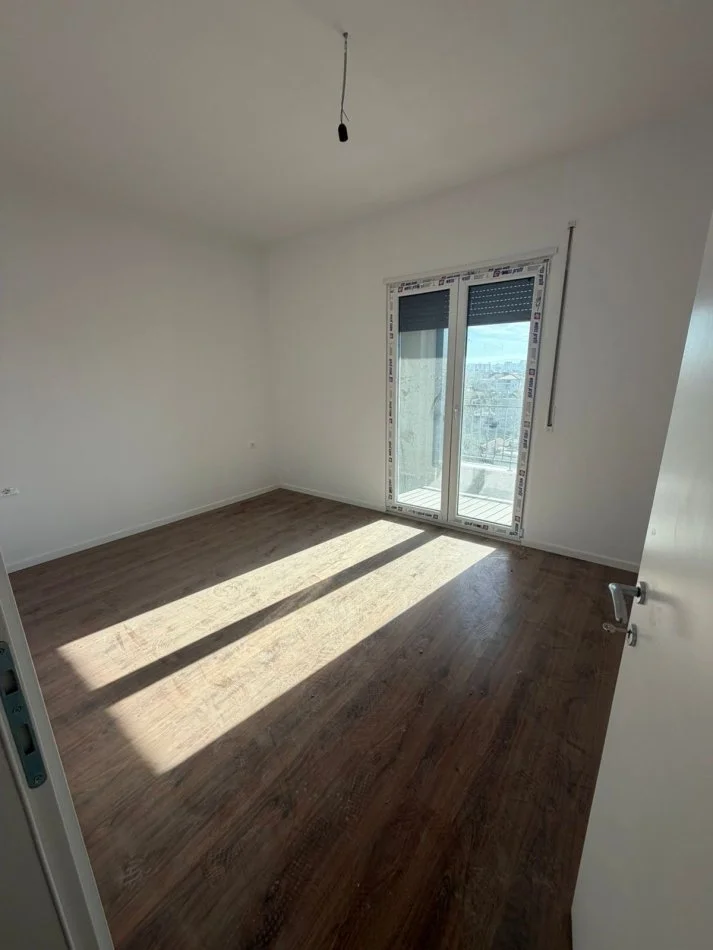 Tirane, jepet me qera apartament 1+1+Ballkon Kati 3, 65 m² 300 € (Apartament 1+1 Per Qera Kamez Pajtoni Pallat I Ri)
