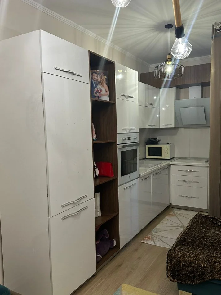 Tirane, shitet apartament 1+1+Ballkon Kati 3, 62 m² 83.000 € (Pallatet CABEJ)