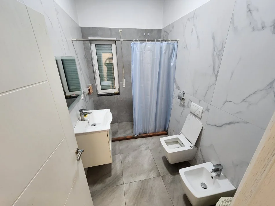 Tirane, jepet me qera apartament 2+1+Ballkon Kati 2, 95 m² 800 € (Liqeni Prane Hotel Sokratit I investuar)