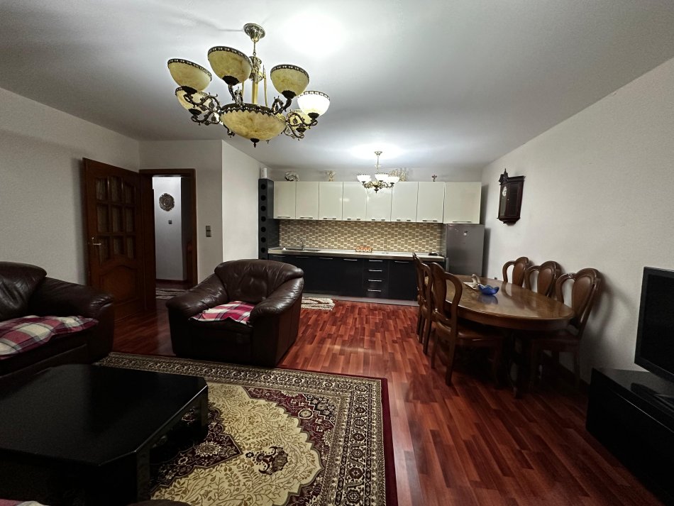 Tirane, jepet me qera apartament 2+1+Ballkon, Kati 5, 83 m² 500 € (rruga Fortuzi)