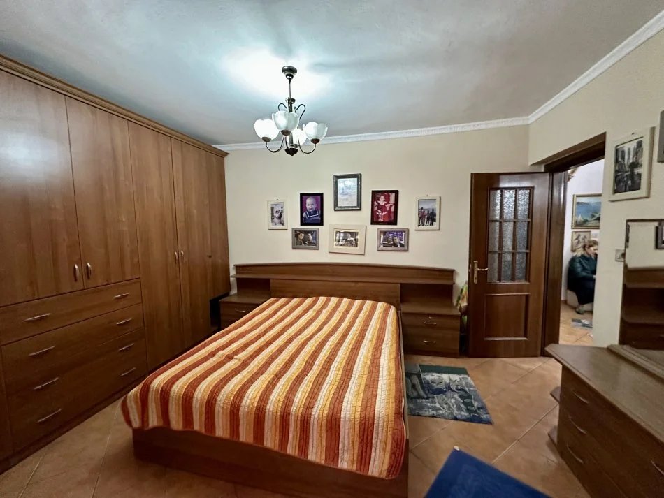 Tirane, jepet me qera apartament 2+1+Ballkon Kati 4, 75 m² 650 € (Perballe Universitetit Te Sporteve)
