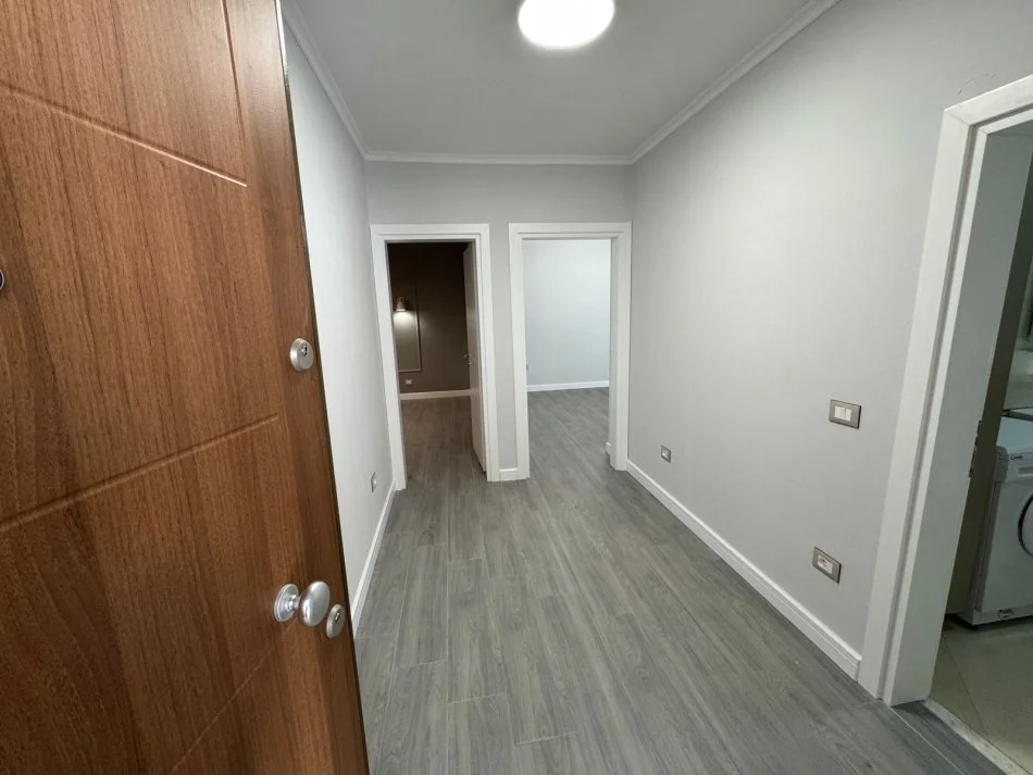 Tirane, jepet me qera zyre Kati 0, 60 m² 500 € (Pazari Ri)