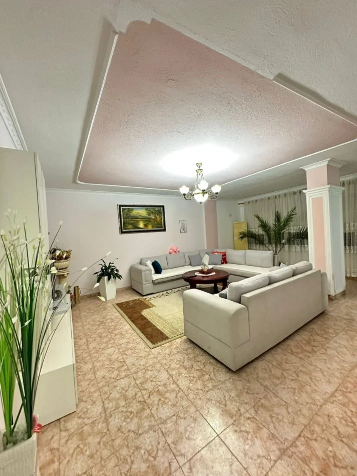 Tirane, jepet me qera apartament 2+1 , 100 m² 550 € (Rruga e kavajes)