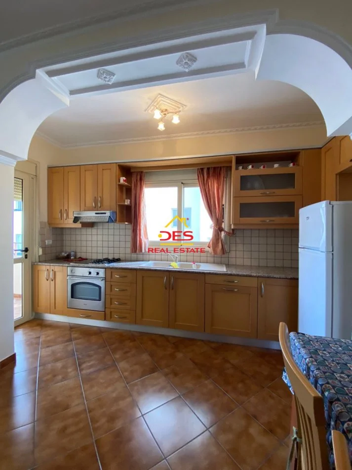 Vlore, jepet me qera apartament 2+1+Ballkon Kati 7, 120 m² 400 € (Rruga Sadik Zotaj)