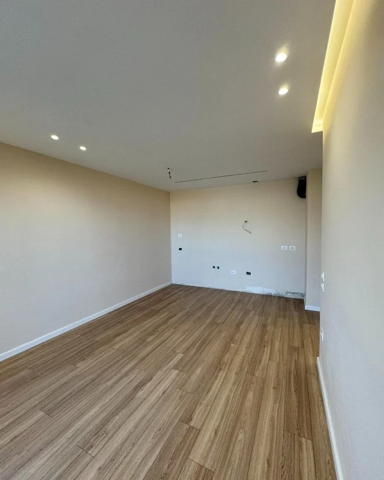Tirane, shes apartament 2+1+Ballkon Kati 3, 90 m² 162.000 € (Rr. Kavajes)