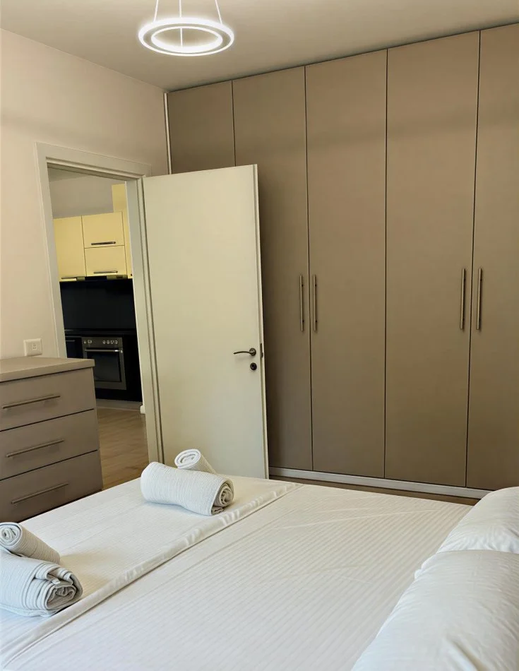 Tirane, jepet me qera apartament 1+1+Ballkon Kati 1, 70 m² 430 € (Rruga 5 Maj (tek Big Market))