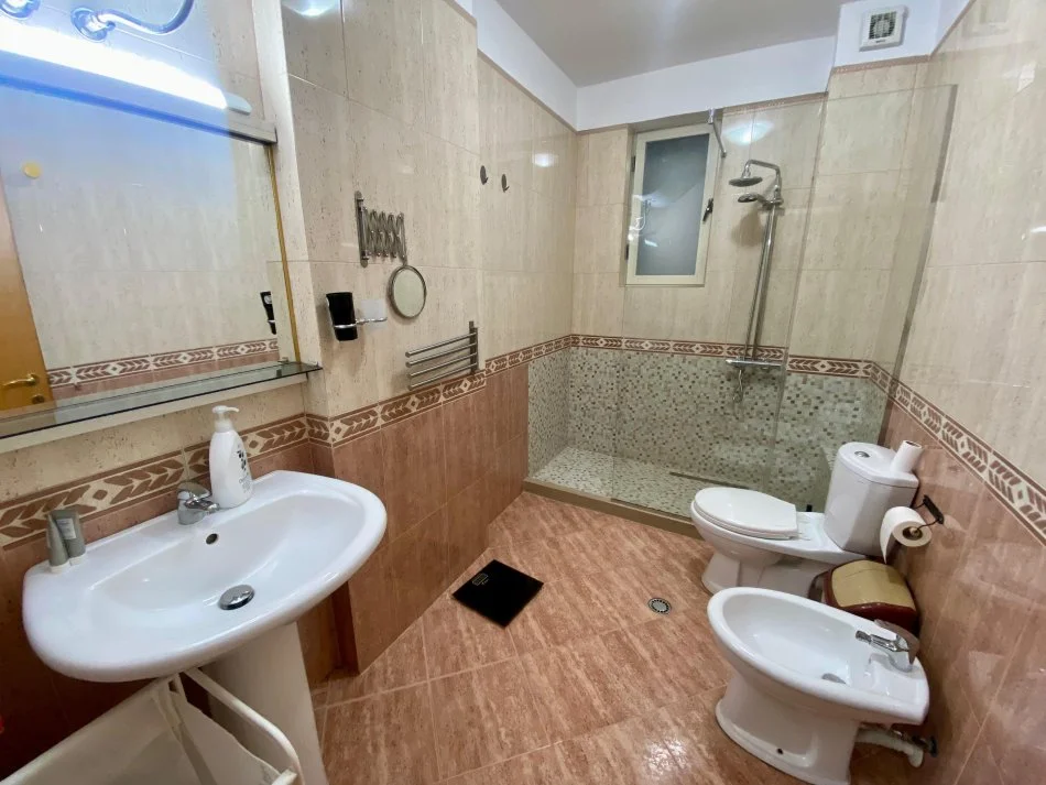 Tirane, jepet me qera apartament 2+1+Aneks+Ballkon Kati 9, 100 m² 800 € (komuna parisit)