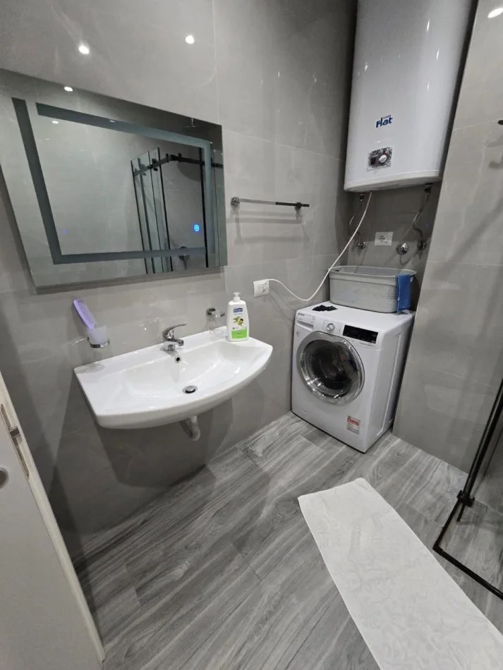 Tirane, jepet me qera apartament 2+1+Ballkon Kati 4, 90 m² 650 € (Hamdi sina)