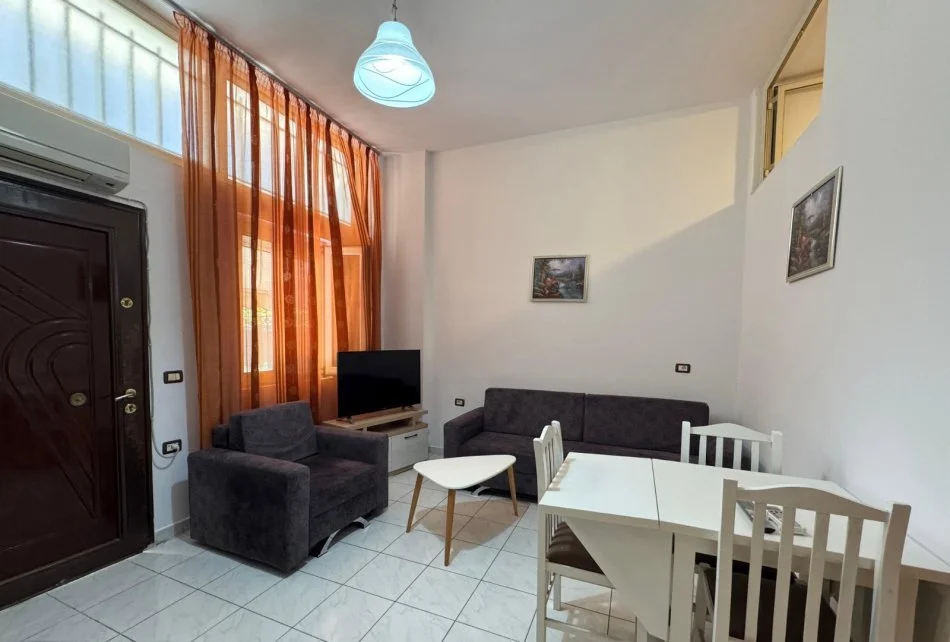 Tirane, jepet me qera apartament 1+1 Kati 0, 40 m² 350 € (rruga 5 Maj)