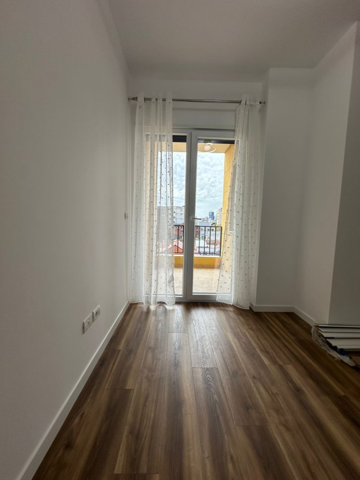 Tirane, jepet me qera 2+1+Ballkon Kati 3, 92 m² 800 € (Shkolla Kuqe)