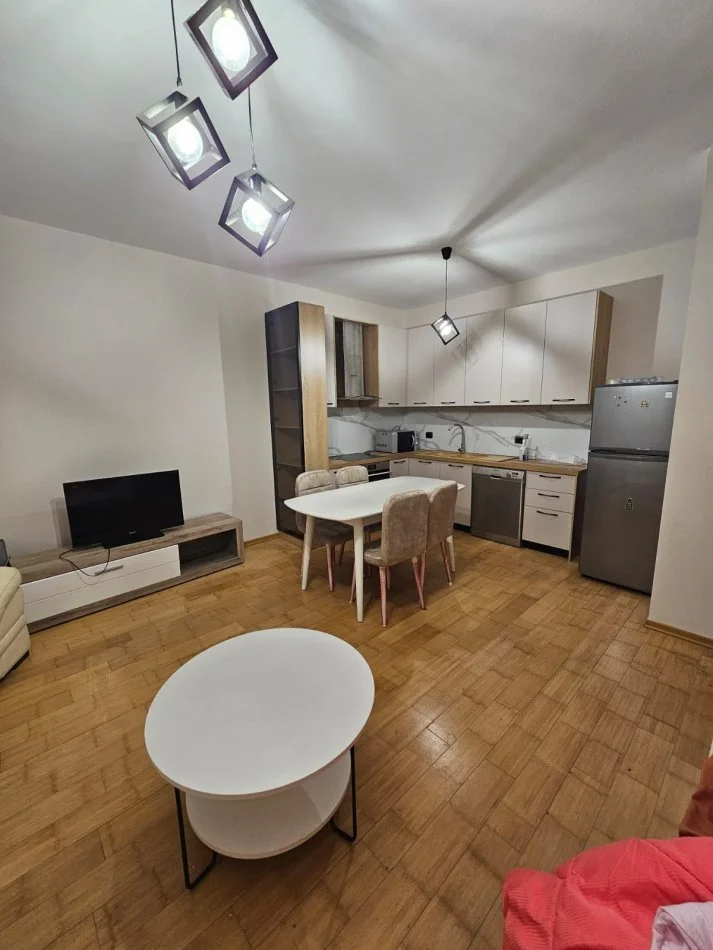 Tirane, jepet me qera apartament 3+1+Ballkon Kati 1, 130 m² 750 € 