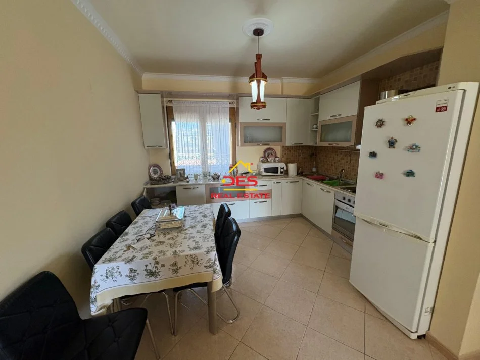 Vlore, jepet me qera apartament 2+1+Ballkon Kati 4, 120 m² 400 € (Rruga Kosova)