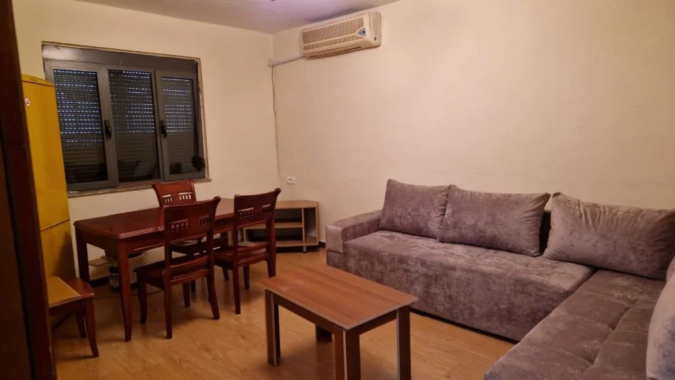 Tirane, jepet me qera apartament 2+1 Kati 1, 74 m² 500 € (Hysen Gjura)