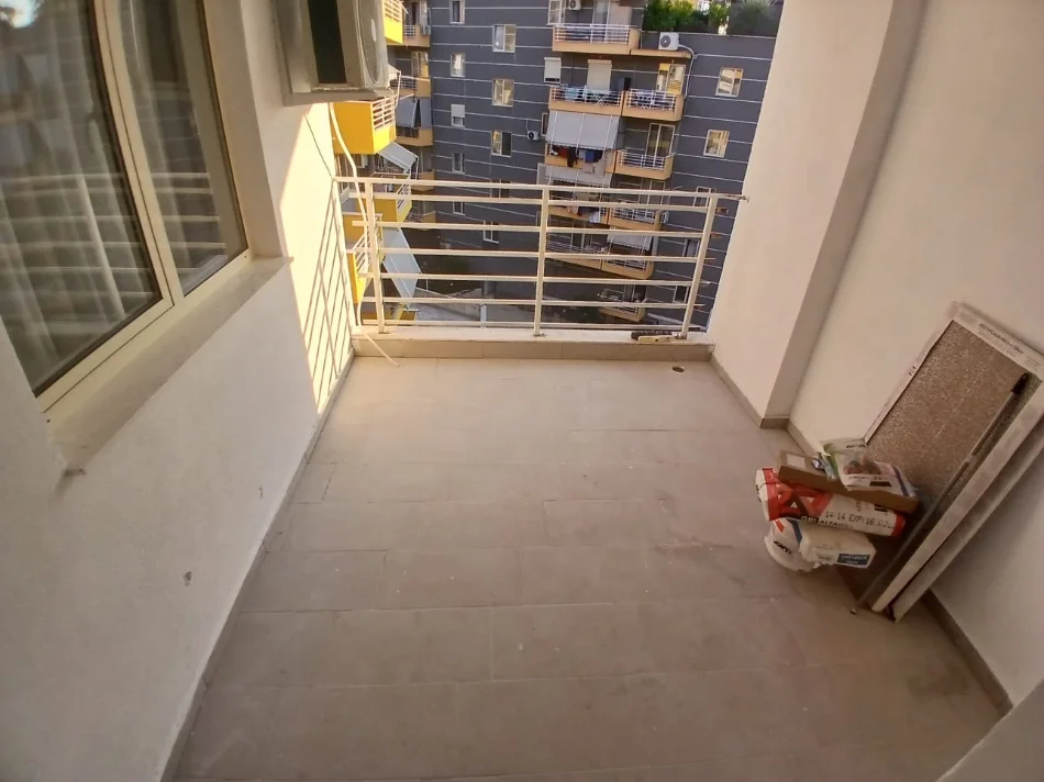 Tirane, jepet me qera apartament 1+1 Kati 4, 60 m² 400 € (Shkoze; pallatet e Tom Doshit)