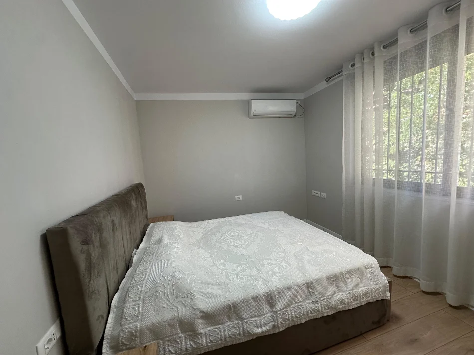 Tirane, jepet me qera apartament 1+1+Ballkon , 630 € (Shkolla e Kuqe)
