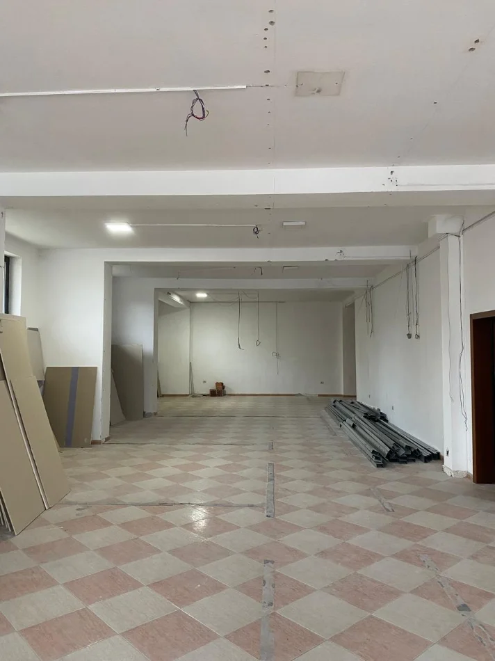 Tirane, jepet me qera ambjent biznesi Kati 1, 250 m² 4500 Euro (Ministria e Jashtme)